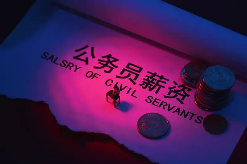 2000年以前，中小学教师职业不太令人羡慕，大概率是由以下几方面因素造成的。
其