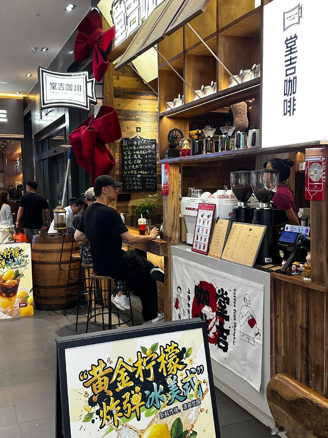 网友咖啡店偶遇任重孙骁骁网友偶遇任重孙骁骁喝咖啡 网友咖啡店偶遇任重孙骁骁，夫妻