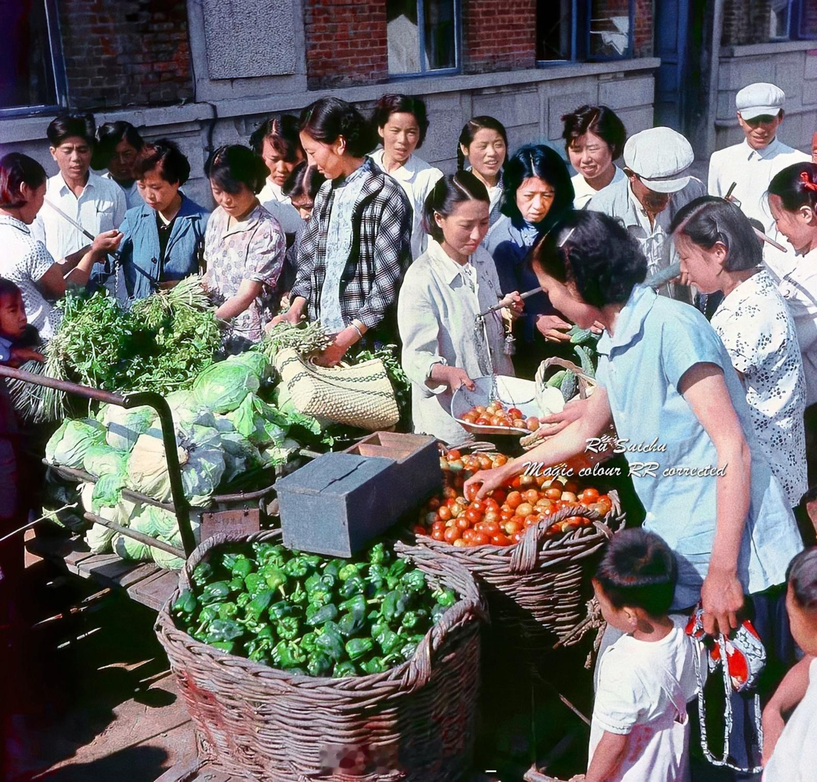 1959 沈阳移动售货车出售新鲜蔬菜#幻彩魅力东北# ​​​