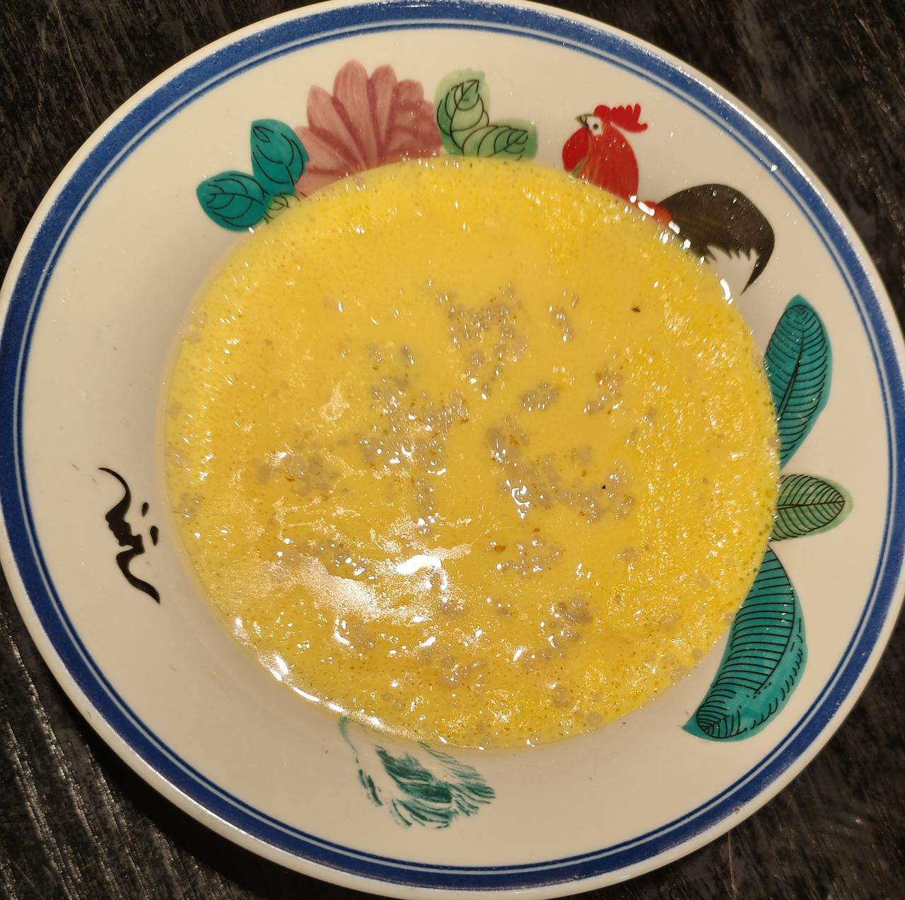 今天朋友带我去农庄食饭，我点了一碟蒸土鸡蛋，朋友说想起我们小时候，一家四口两个鸡