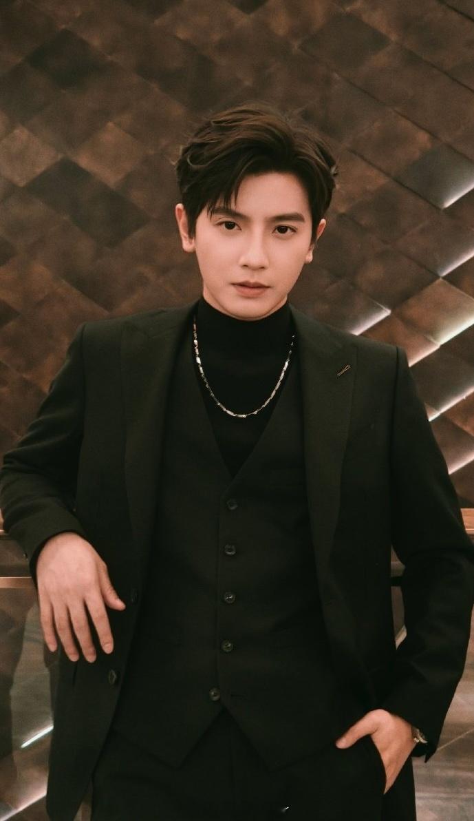 何聪睿 女主能顶大半边天何聪睿 要赖也是先赖她们 短剧男演员直播被问《四姊妹的八