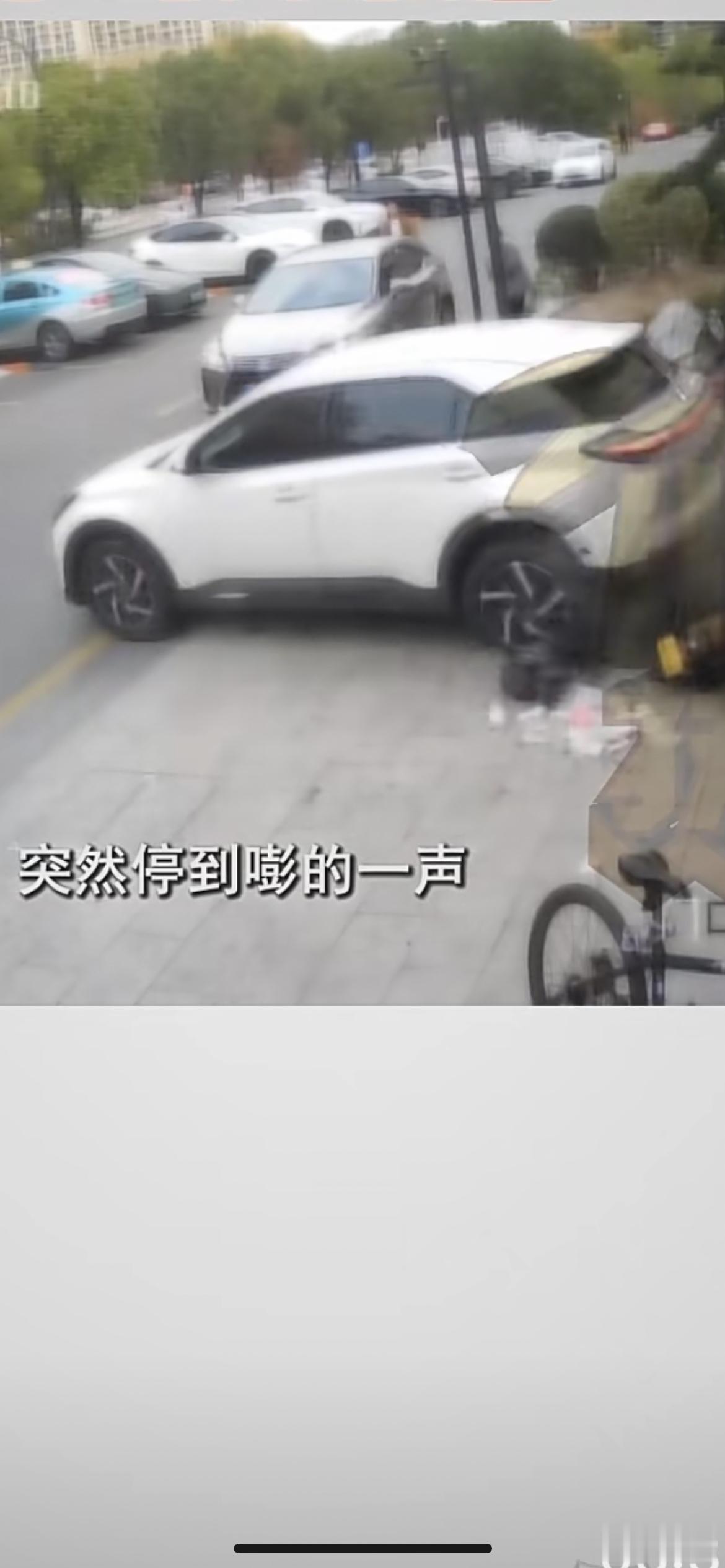 12月17日浙江杭州，司机倒车撞了三辆车 ，找不到人来赔？祝女士和徐女士是杭州一