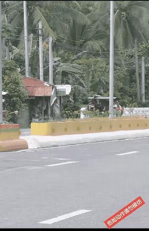 公交二路车行驶中