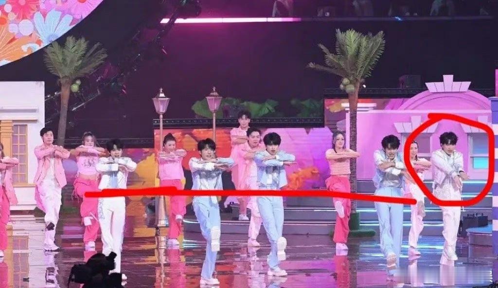 苏新皓在边上原来是跟不上动作 ​​​