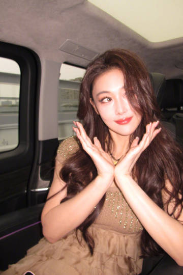 张馨予最近没有身材管理也这么美张馨予坐在车里也随便出片谁说一定要极致纤瘦才称得上