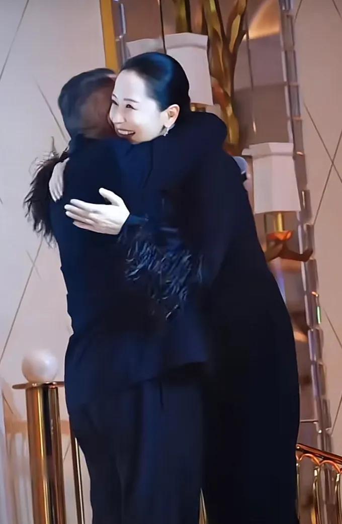曾志伟跟海清很熟吗？
他两位好像没有合作过吧？
海清获奖曾志伟比她还激动，
上台