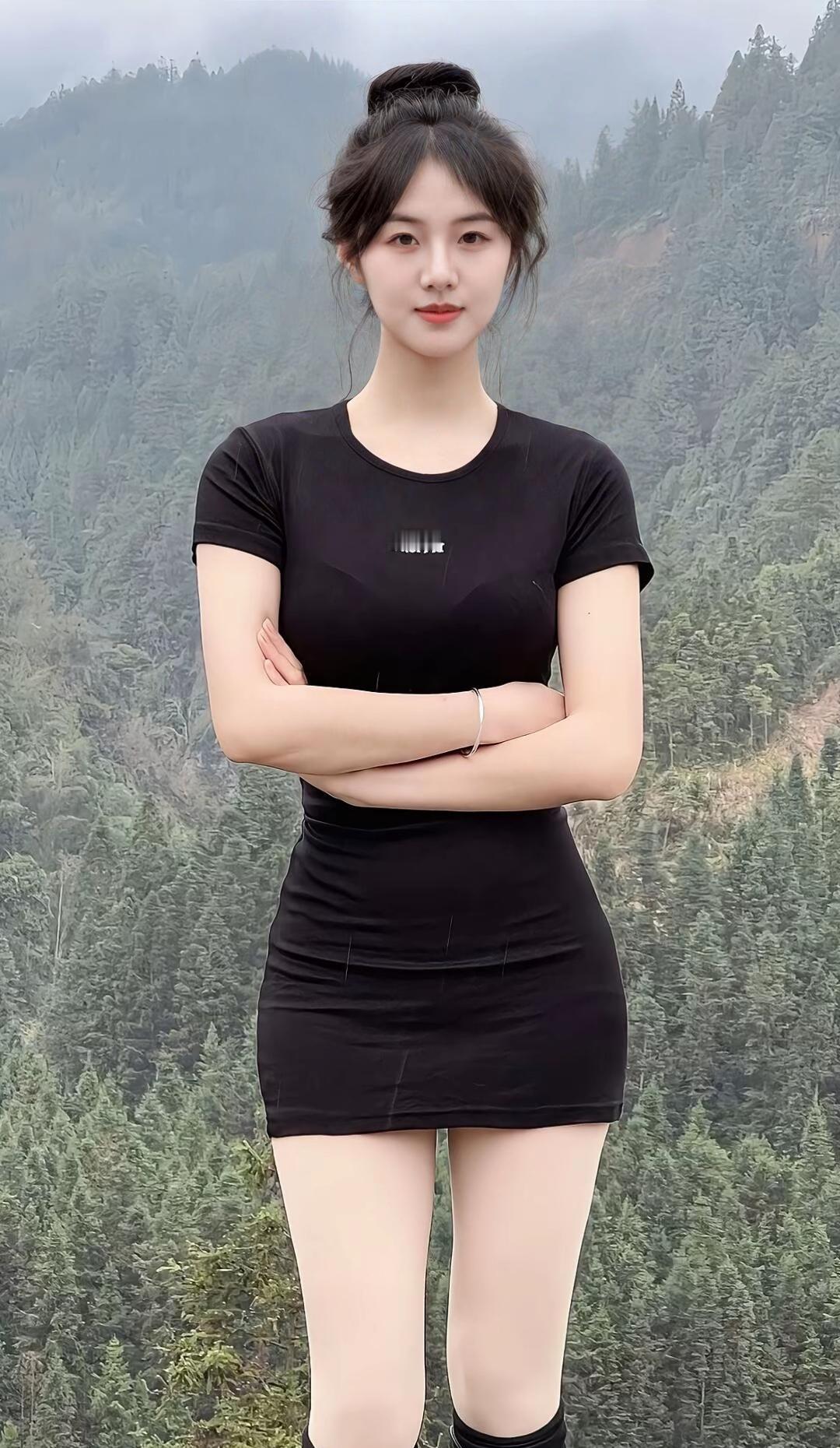 黑裙森林少女，自然与时尚的完美结合

山风裹着林间的潮气漫过来，把发梢的碎毛吹得