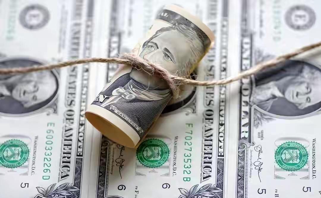 支持央行抛售美债。因为美债的信用垮了，他们只知道借新债还旧债。美国人什么都不干，