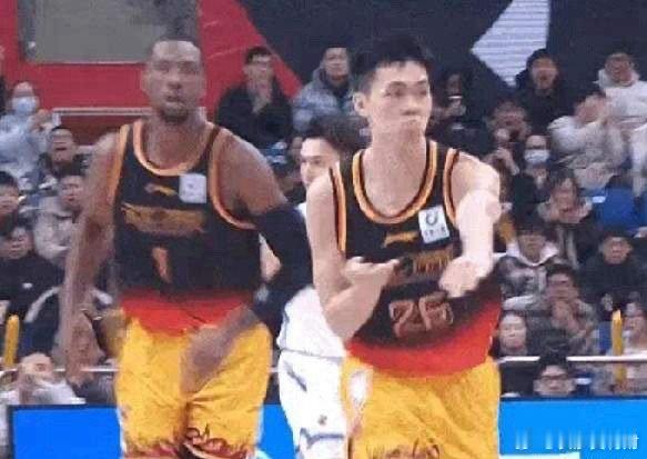 真的强！贾尔斯谈庞峥麟：“他太厉害了。”“今晚的庞峥麟无所不能。”“他是我们赢球