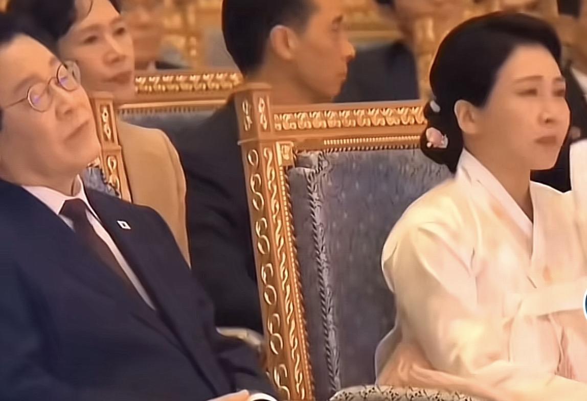 哈哈哈哈，太好玩了，李在明总统太真实，太可爱了！和夫人一起看戏，夫人看的特别投入