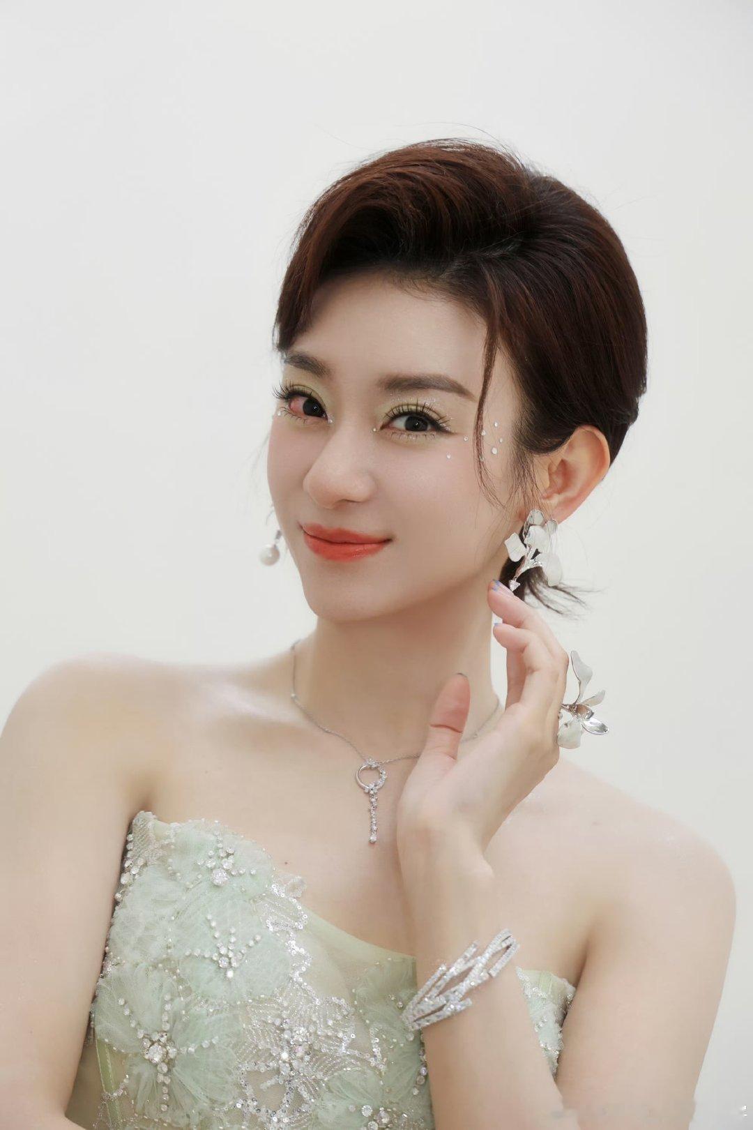 侯宇唱腔 侯宇感谢乘风节目组 侯宇的唱腔真的太有感染力！圆润婉转自带古韵悠长，老