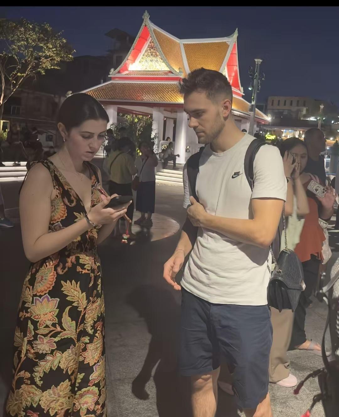 全世界的男人都逃不过给女朋友拍照 