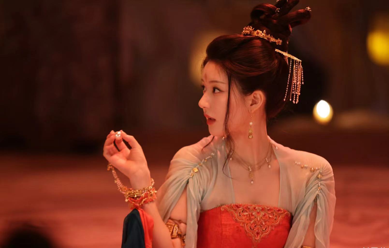 曾黎心疼赵露思水下戏曾黎与赵露思的互动好有爱。露思的水下戏份太赞，破碎感的端午让