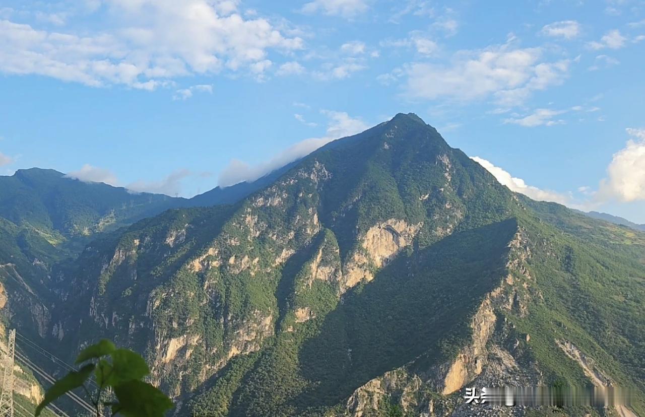 位于雅安甘洛县的一个小山村，真是村在山中，水泥路已经修了，电力设施也都搞好了，虽