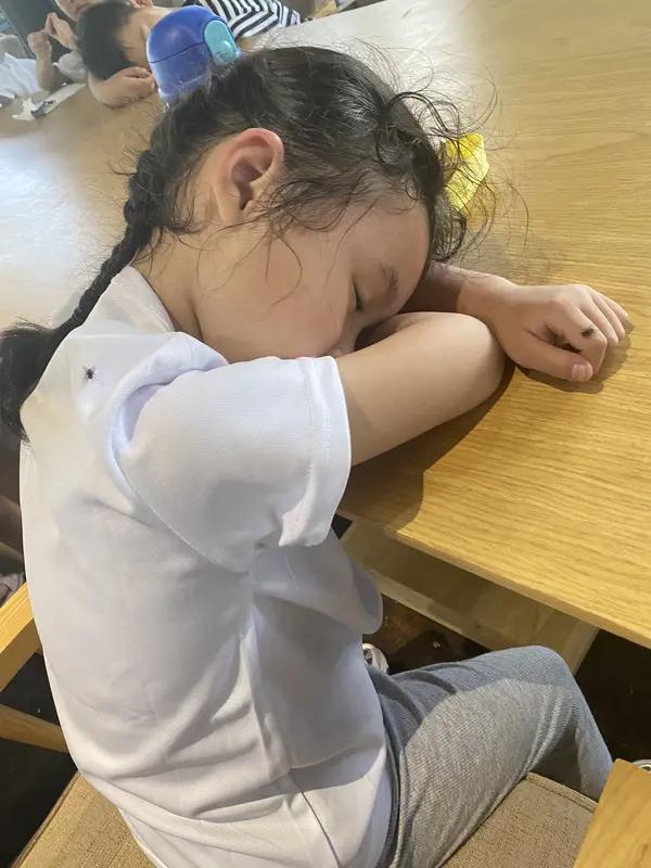 中午你有睡午觉的习惯吗？这事儿还挺有争议。
护士小李是“午睡狂魔”，上白班时，中