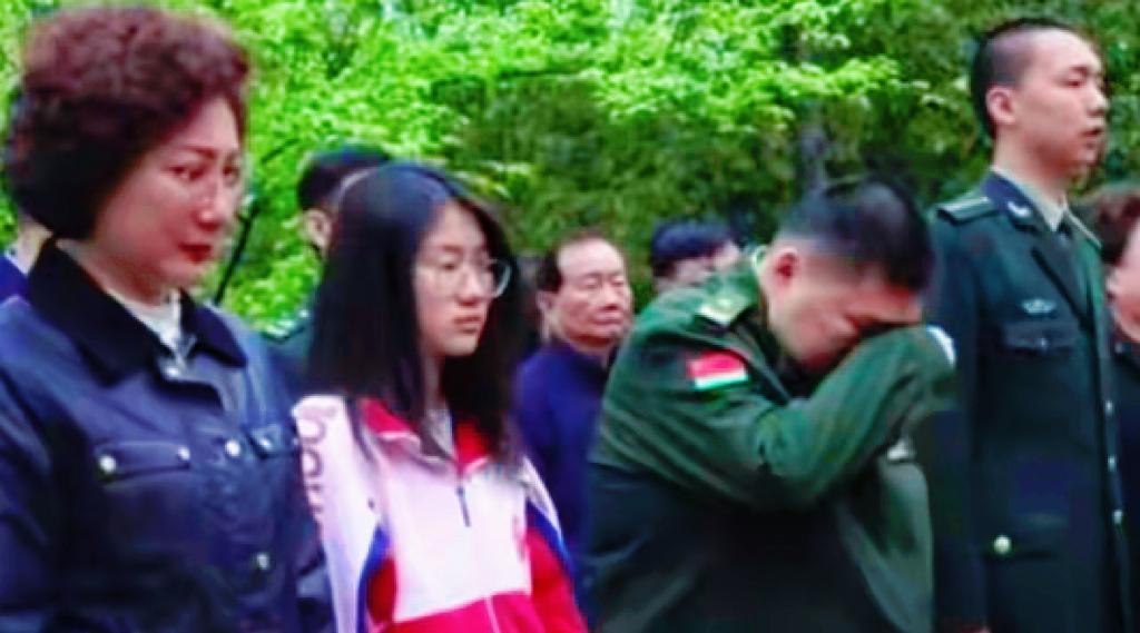 泪湿青衫处，家国两茫茫。