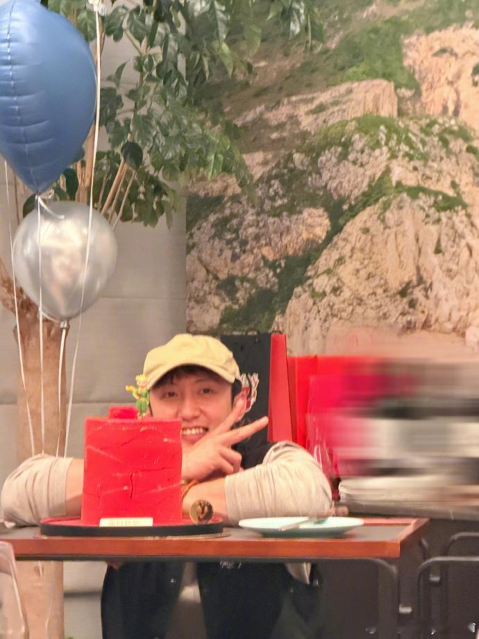 黄景瑜咋这么可爱 黄景瑜晒生日照，这个鲸鱼咋这么可爱呢，躲在蛋糕后面偷偷比耶，哥