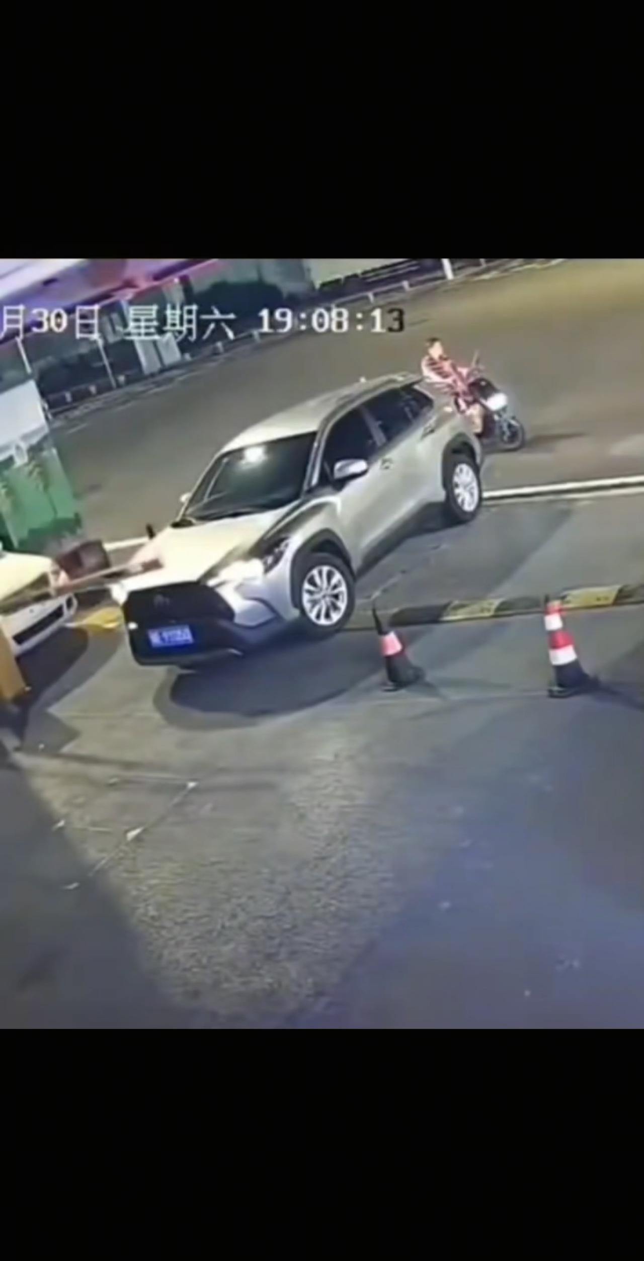 要想生活过得顺，就不要与小人有过多的牵扯，也不要跟他计较。
这位司机就做得非常的