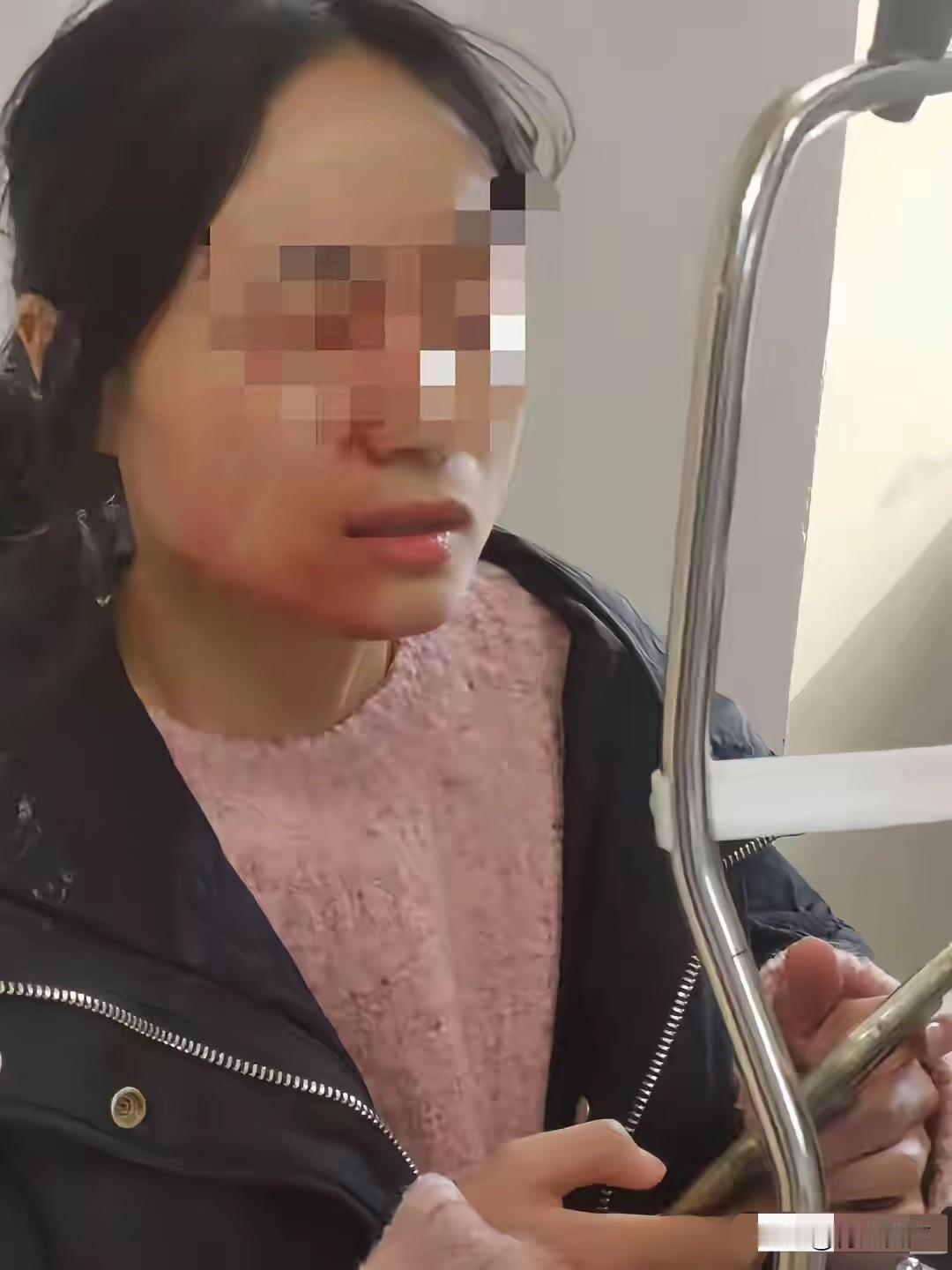 浙江瑞安，42岁女老师在课间，发现六年级一男生和一女生吵架。于是，上前制止，先安