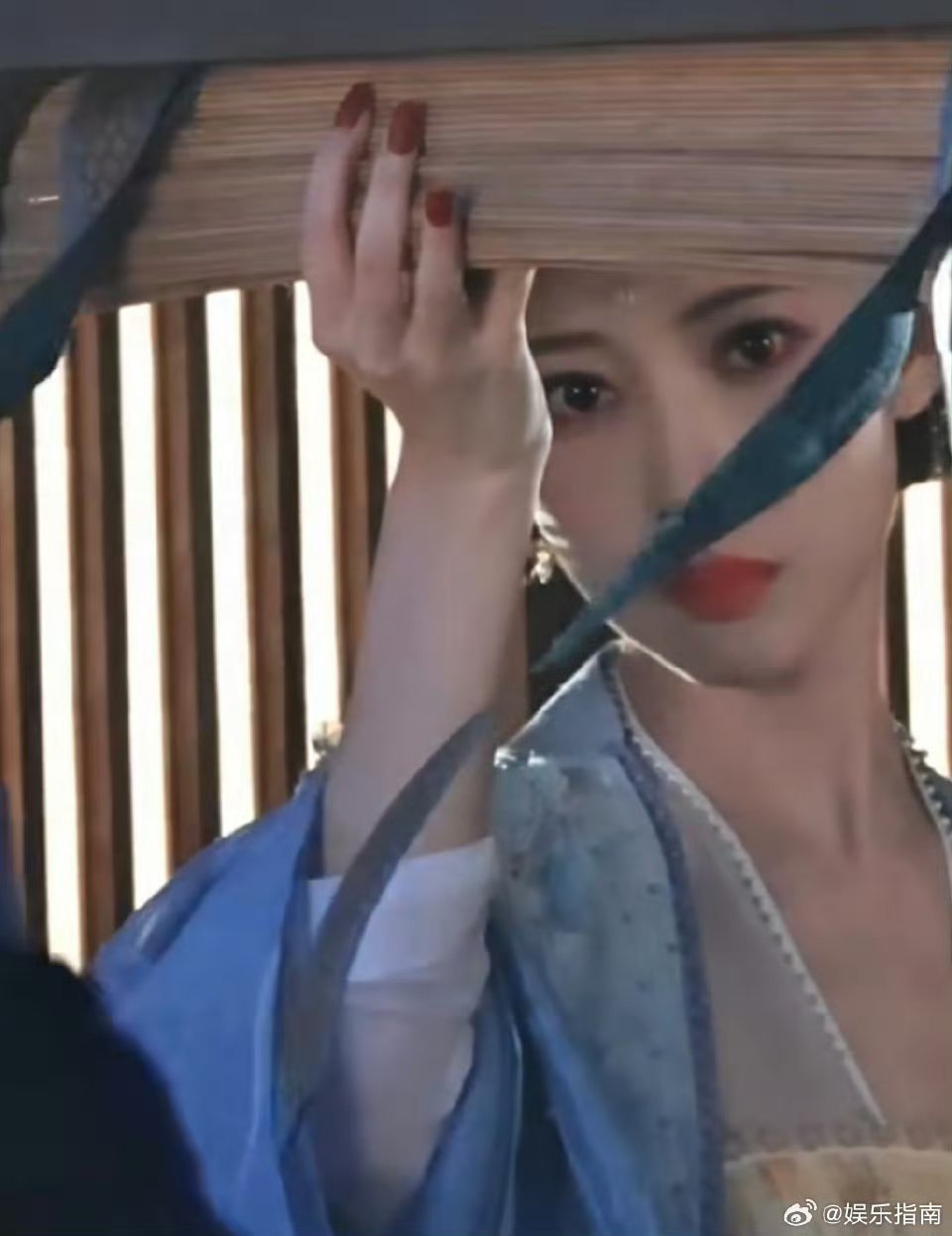 孟子义《尚公主》新路透  暮晚摇美人掀帘 这个眼睛看的我有点受不住了 好美 ​​