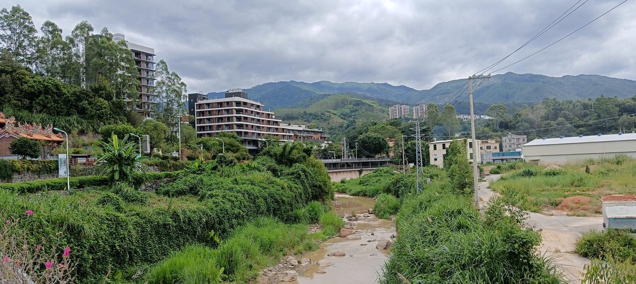 我有钱了想在农村山坡前建一套属于自己的小别墅，旁边有个小公园，有个小水池，公园里