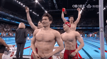 笑死我了男子4*100颁奖结束之后，🇺🇸美国那几个人轮流跟潘展乐打招呼拥抱，