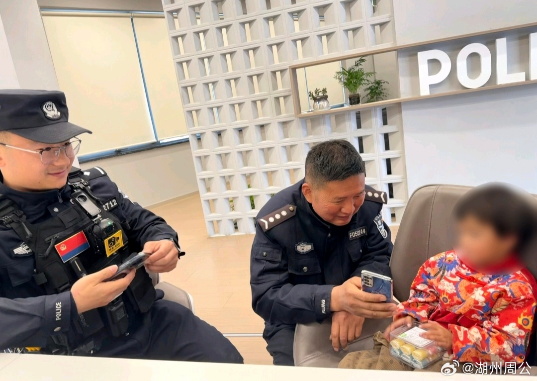 浙江2岁宝宝独闯马路下一秒太暖心 浙江湖州长兴，平凡民警做暖心事，守护祖国小花朵