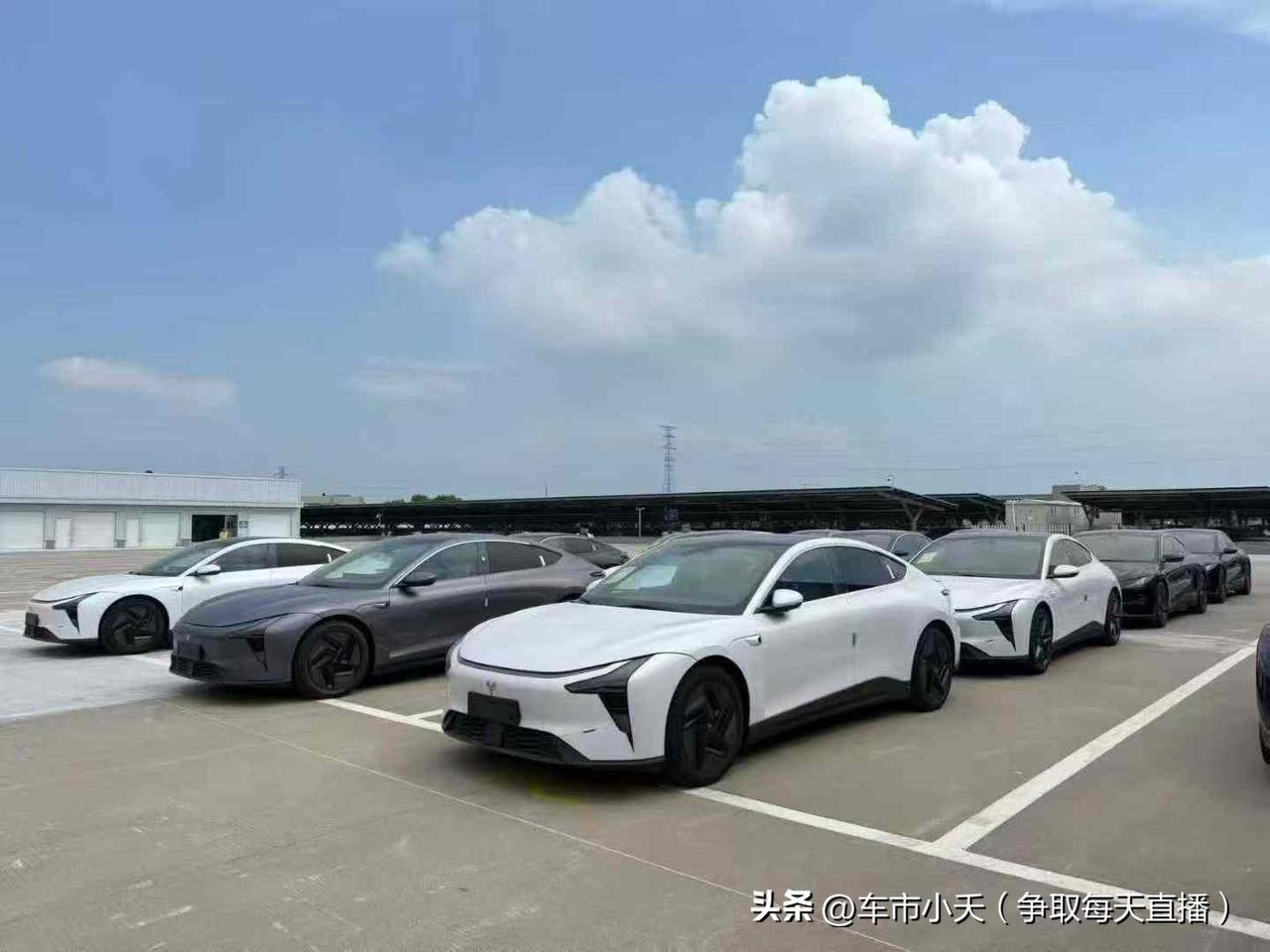 极越在去年底爆发危机以后，在汽车市场消失了一段时间，最近又出来了。目前极越01焕