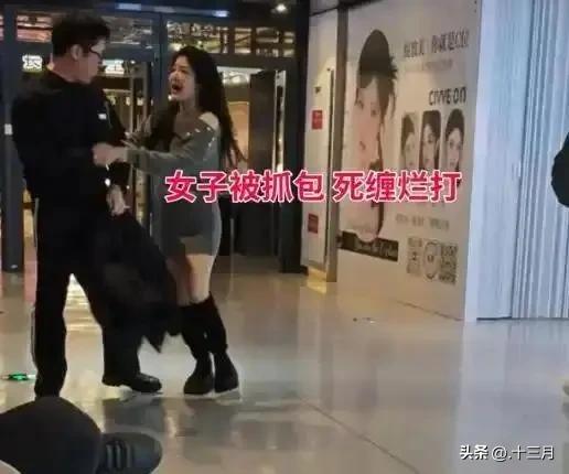 女子和男闺蜜手牵手逛商场被丈夫发现，本来她丈夫想和女子闺蜜理论理论，没想到女子为