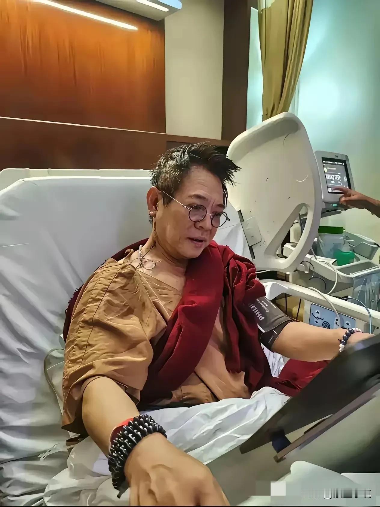 不仔细看，还真认不出他来。
身穿喇麻服，手带佛珠，貌似在潜心修佛。
再看看周围的