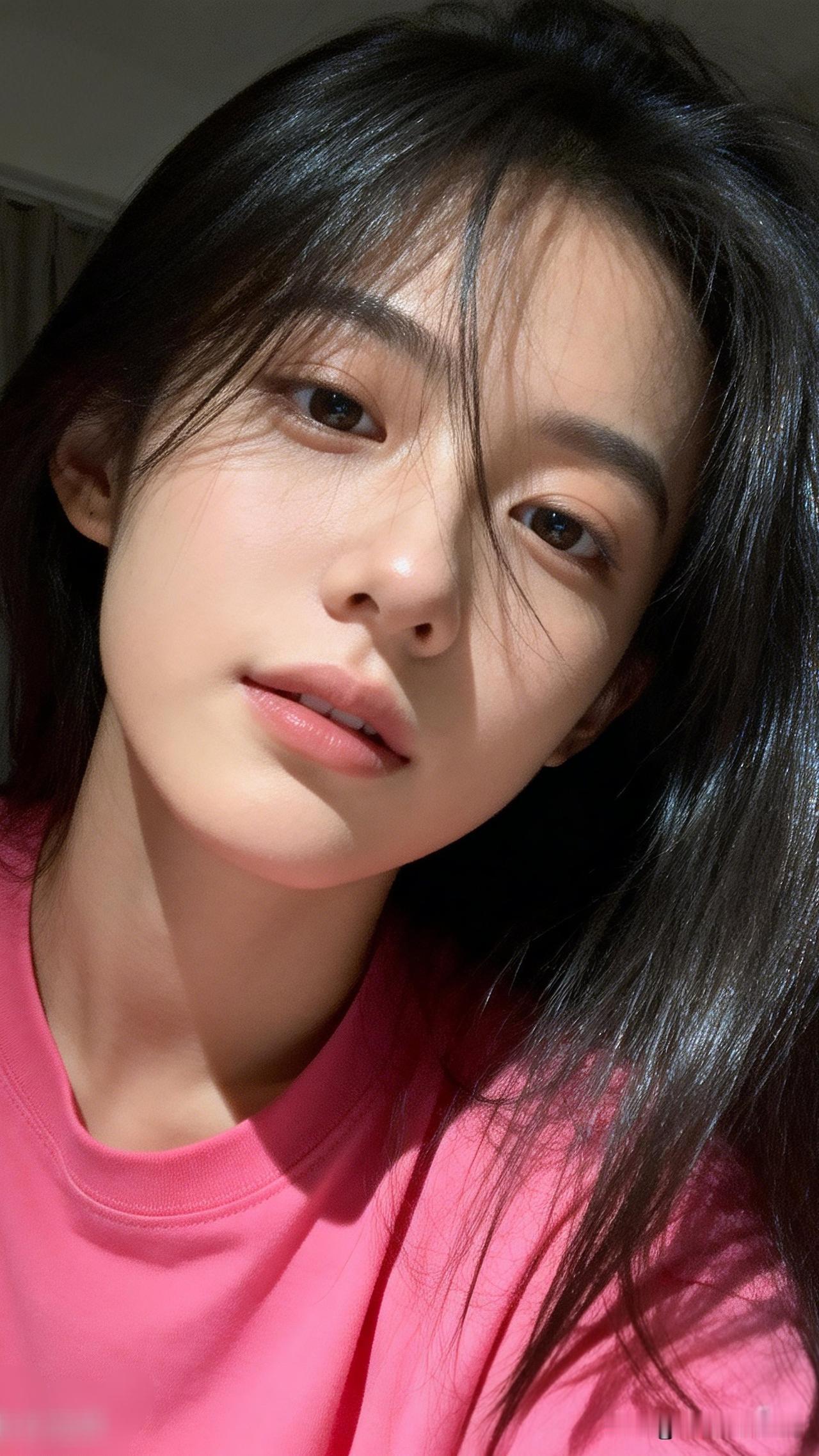 少女心满满的一天，粉色T恤搭配自然妆容，元气满满！💖✨当今社会，什么样的女孩最