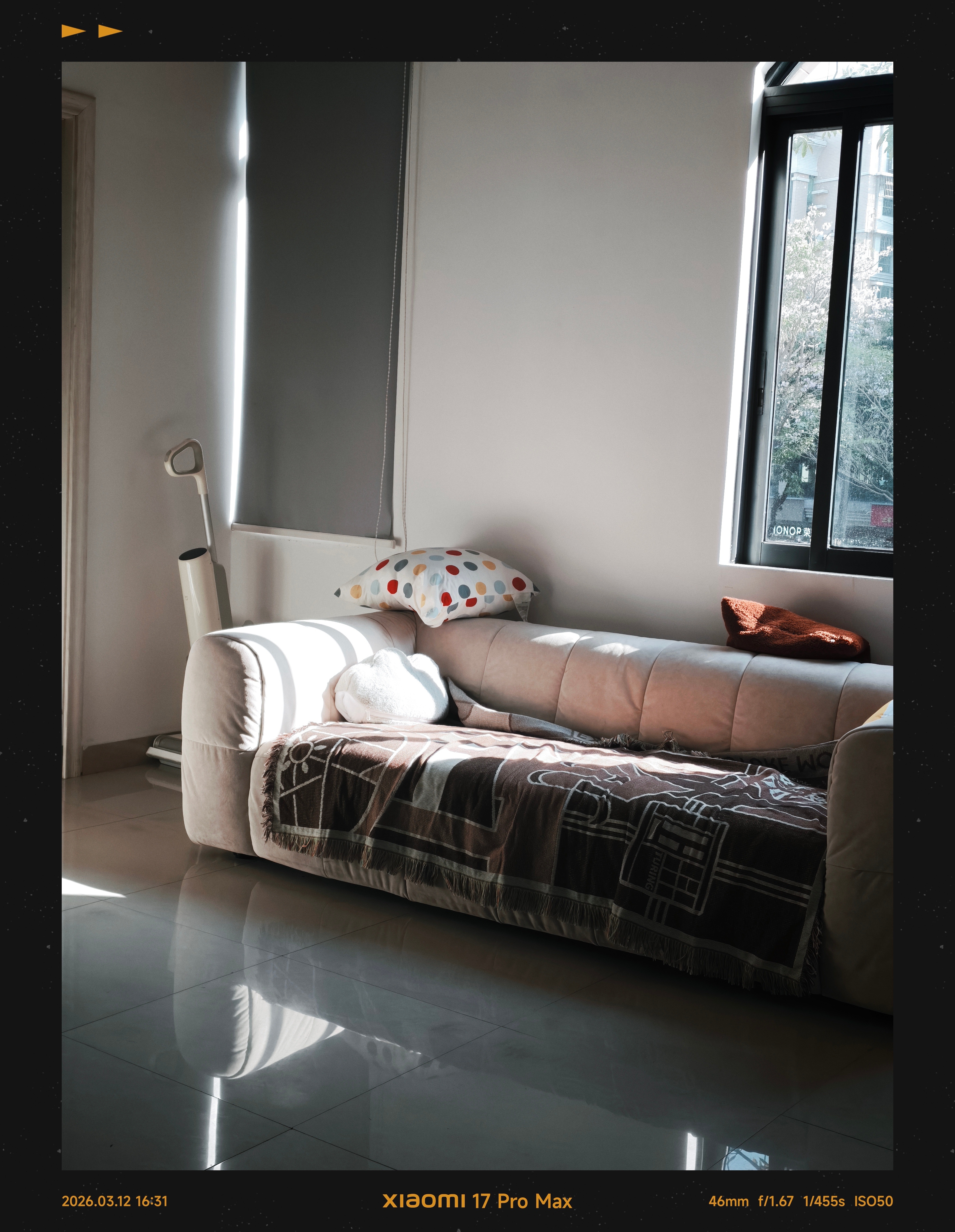 生活手记今天换了个胶片水印换换心情，看着还不错，比我苹果拍照有感觉