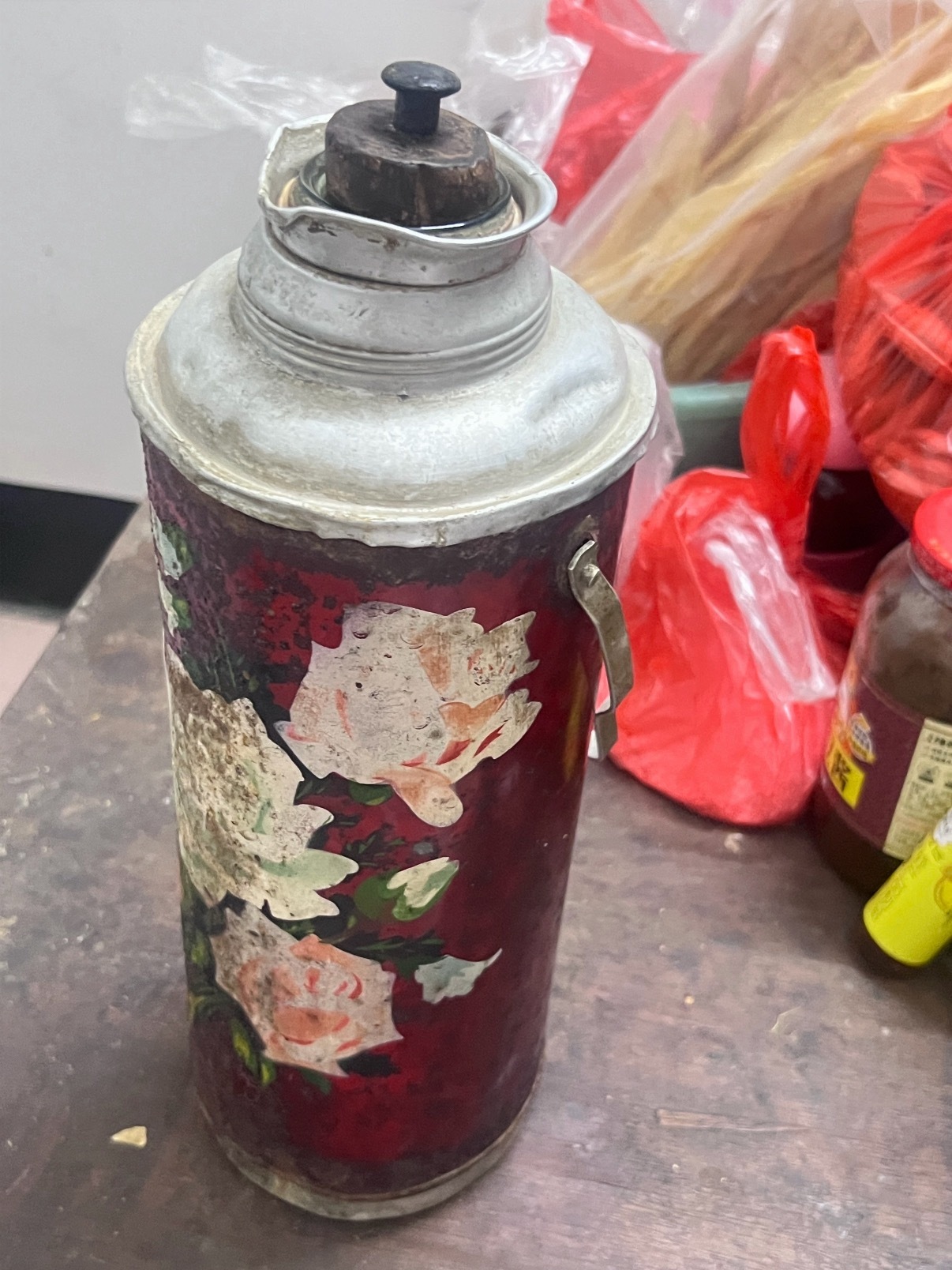 人民大会堂的热水瓶用了30年以前生产的东西是真耐用，我外婆家这个热水瓶也用了二三