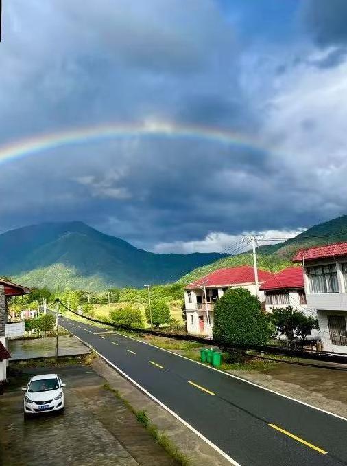 今天带孩子回乡下婆婆家，吃完饭下了一阵太阳雨，雨停了天上出了一道完整的彩虹，从这