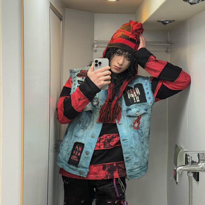 王鹤棣花里胡哨九宫格 王鹤棣花里胡哨九宫格，查收今日份花里胡哨的王鹤棣，这妆造真