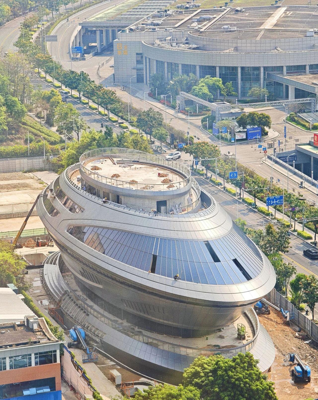 南宁又搞新建筑了，这次是宇宙飞船
到底是飞船还是蚌壳？
这个建筑你觉得漂亮么？