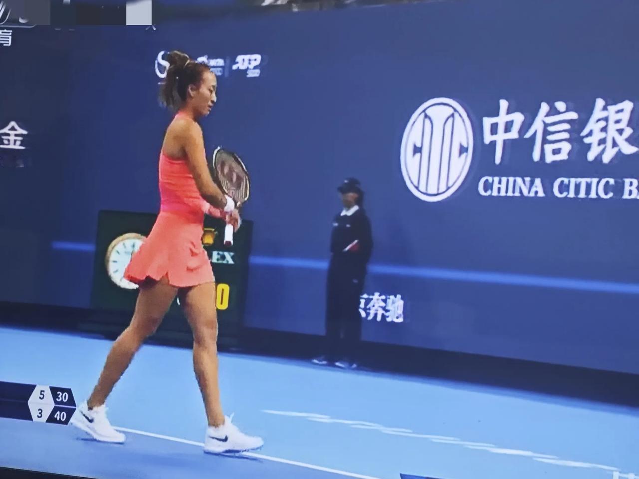 郑钦文受伤之后，一局就发出了四个ace球！
这是开启战斗模式了吗？
还是压力之下