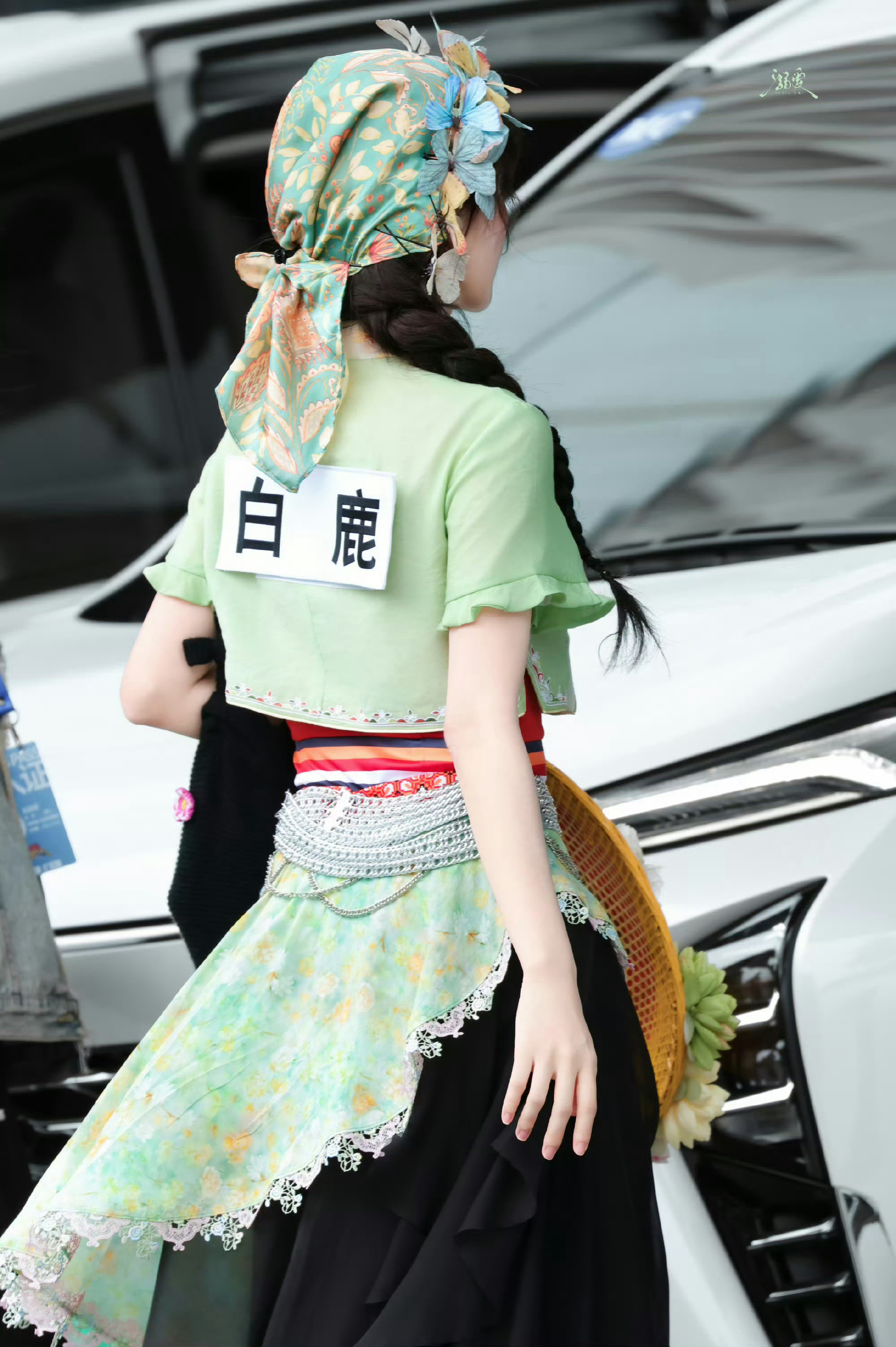 白鹿就这样上错车了，奔跑吧路透比正片好看！今天白鹿是惠安女！真的好漂亮啊！白鹿上