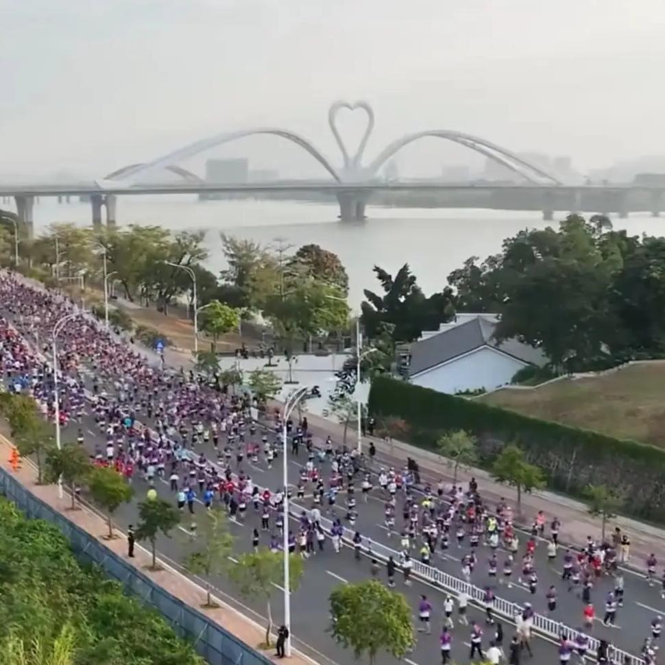 你能想象在马拉松赛道上边跑边吃流水席吗？今天上午7点30分，TCL·2025惠州
