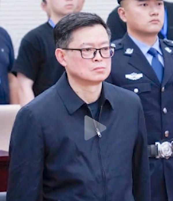 军工虎张建华贪5000万判10年。
退休后还“发挥余热”继续贪！4年受贿1170