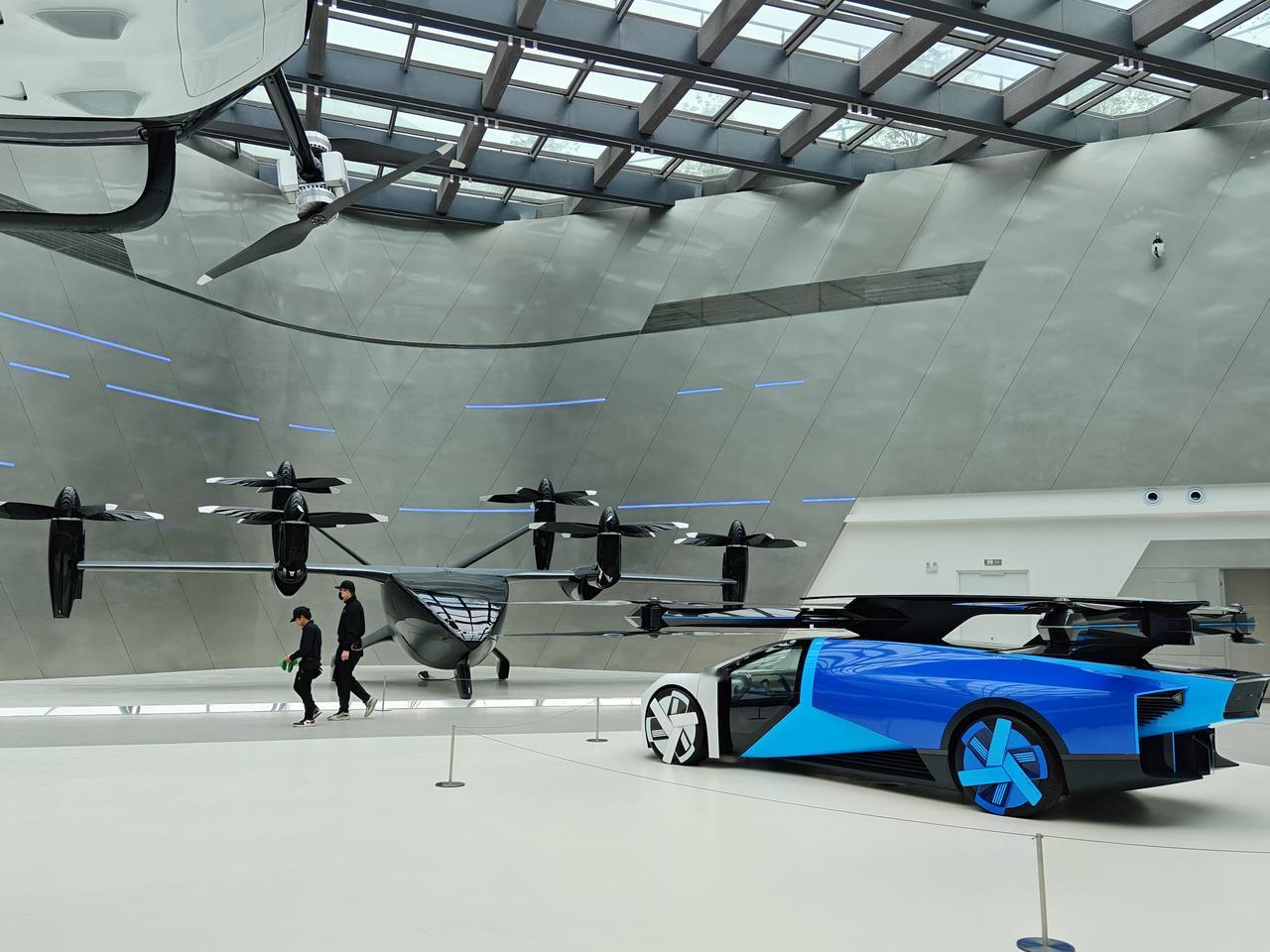 昨天去了小鹏广州新总部，一大清早就在展厅里遇见好多老外在看车，这国际化氛围确实到