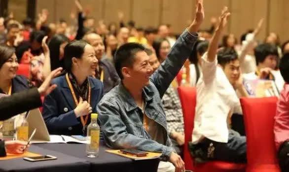 乌克兰都快打亡国了，为什么宁死不降？真相只有两个，第一，泽连斯基自己不愿意投降，
