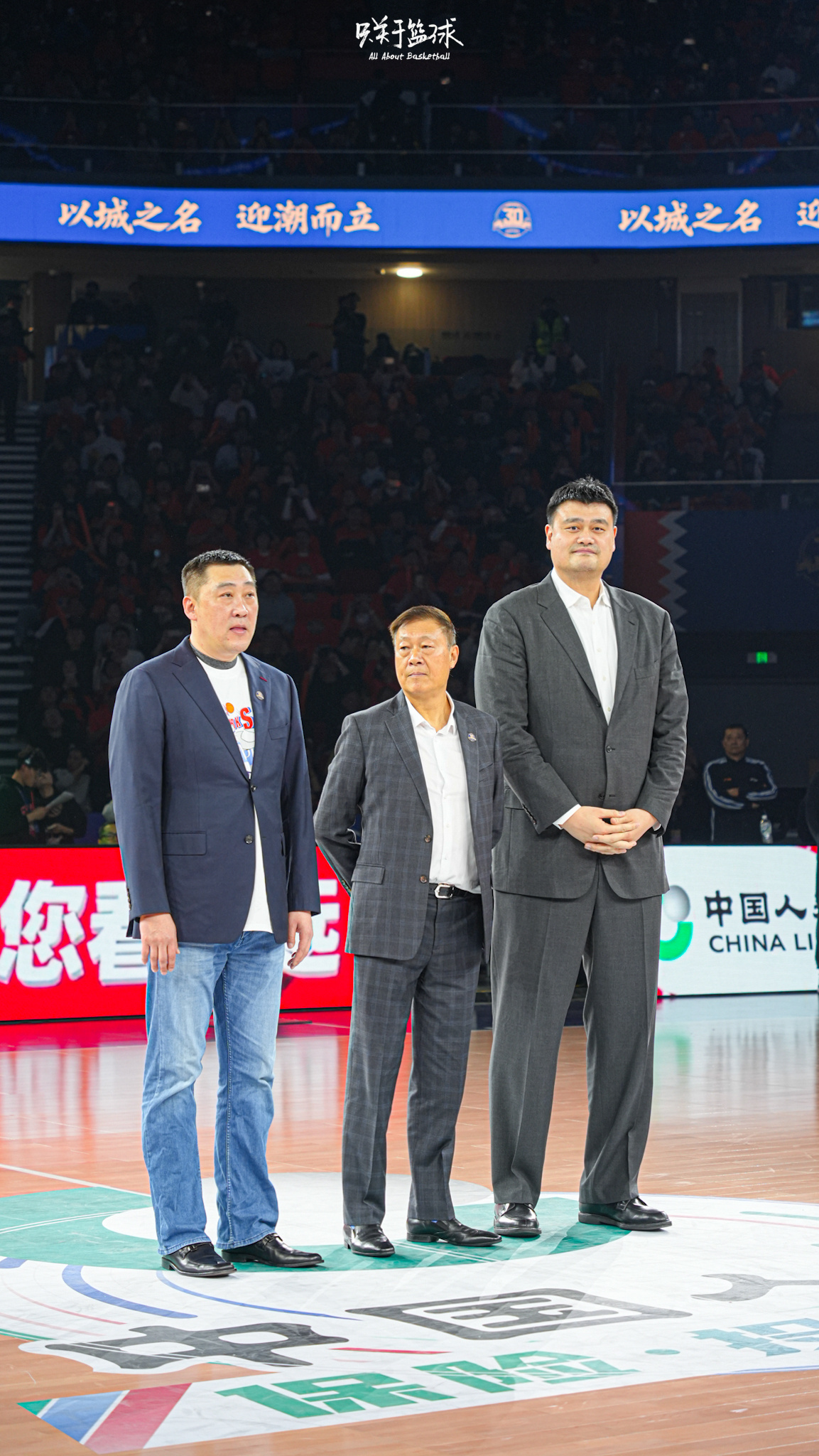 今天是上海队的大日子，是俱乐部成立30周年纪念仪式。俱乐部为李秋平、姚明、刘炜、