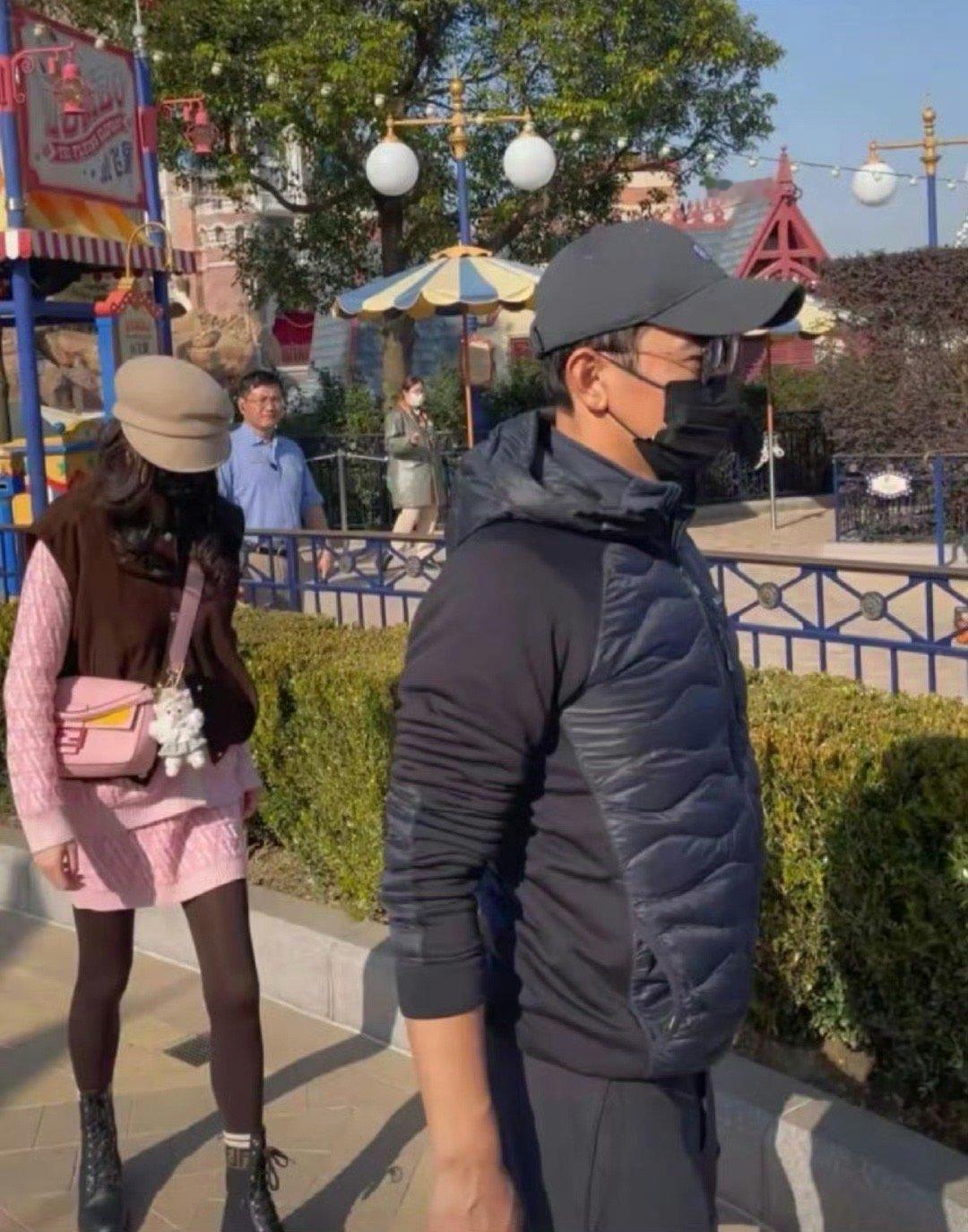 唐嫣罗晋带娃逛迪士尼  是幸福的一家三口呀，两位状态也是好好呀[爱慕] 