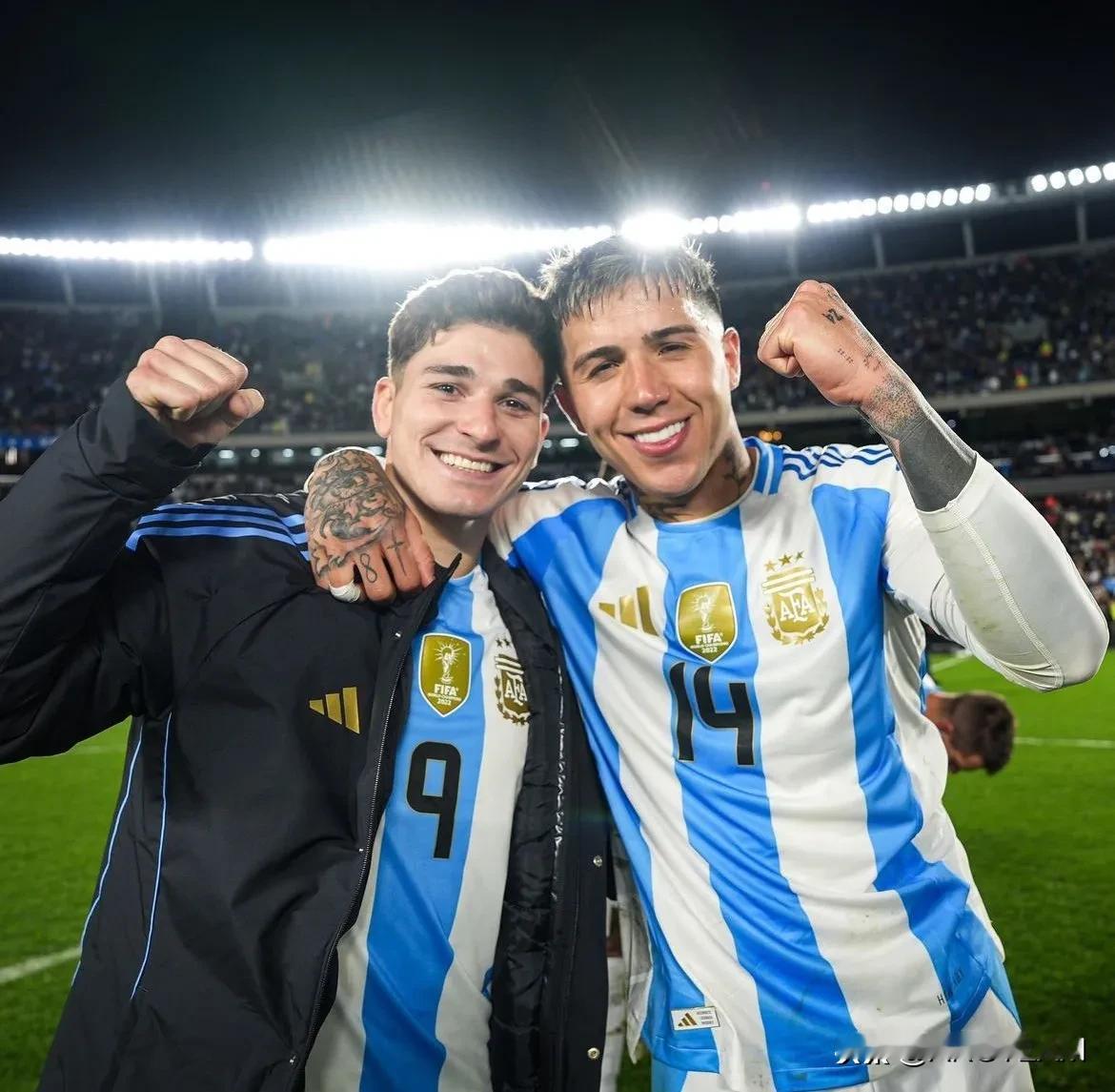 多么美妙的时刻啊，恩佐和阿尔瓦雷斯重返母队球场打世预赛，战胜智利后在河床纪念碑合