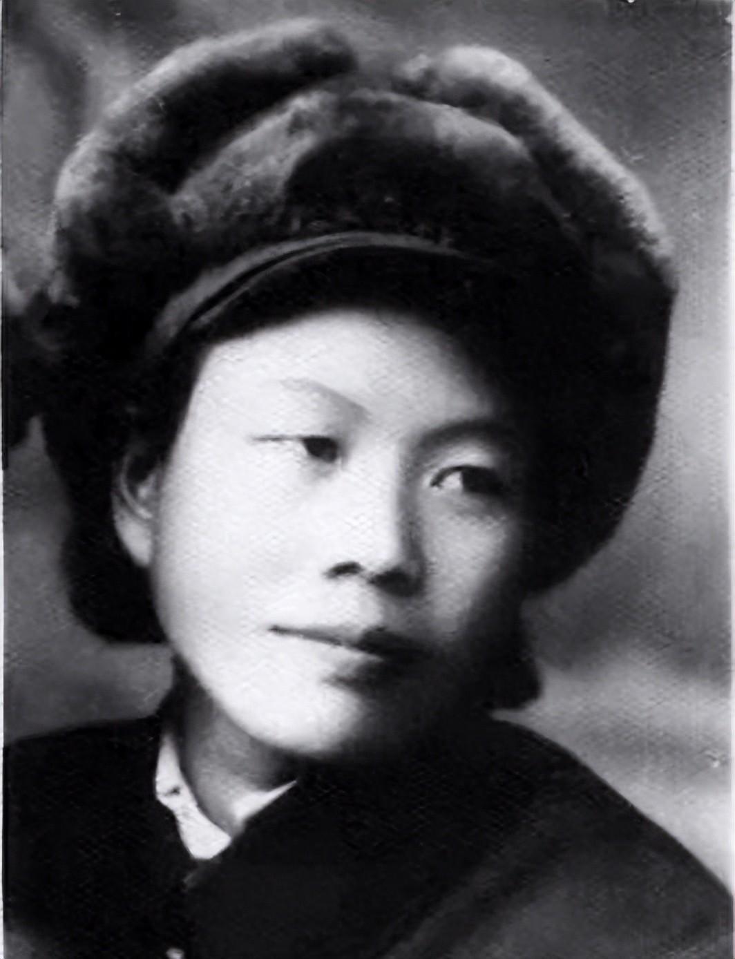 毛主席拒绝军区司令员邓华的午饭安排，说：我想吃黄毛丫头做的饭
“1958年2月1