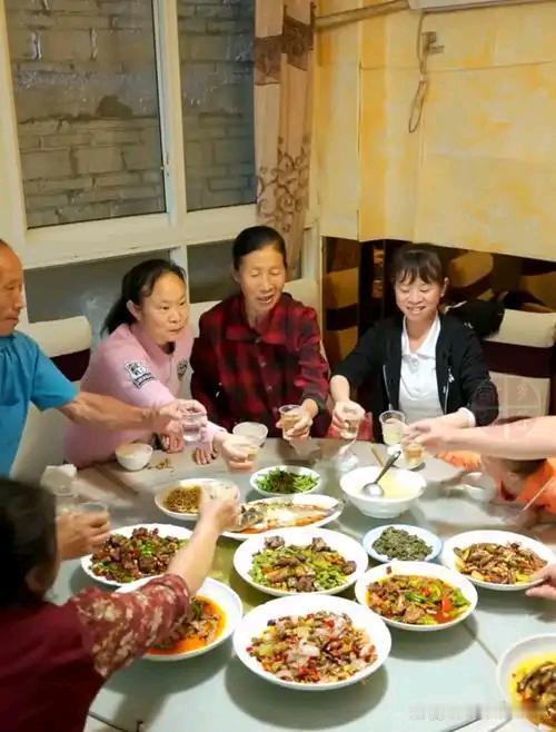 只孝不敬父母是儿女的通病

过去，父母在家庭中或在儿女面前占有绝对的地位，哪怕是
