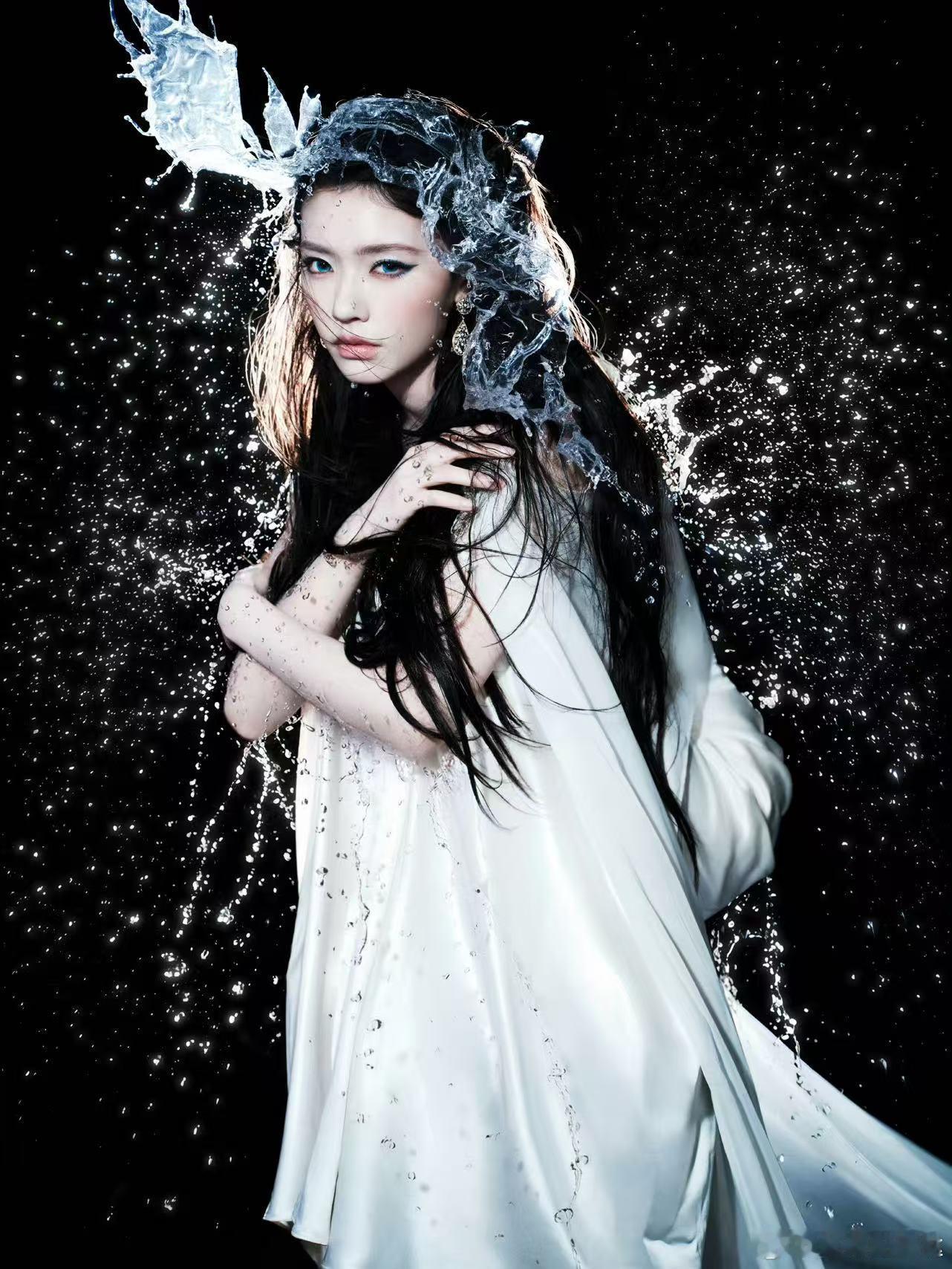 林允湿发半裸造型林允湿发半裸造型  谁能扛住林允这组造型！蓝瞳深邃、湿发氛围感拉