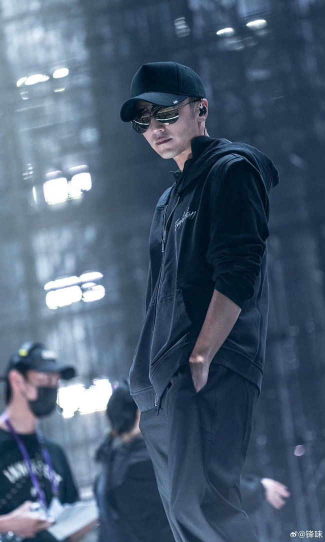 谢霆锋学会变魔术了谢霆锋进化演唱会从摇滚少年到魔术师，谢霆锋进化演唱会又解锁新技