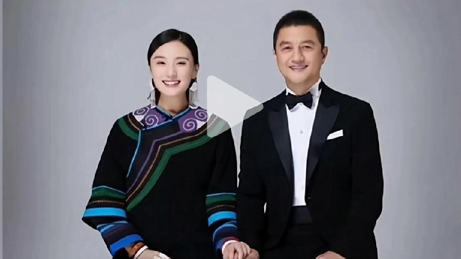 他蹲在工地墙角啃馒头，手机屏幕亮着——女儿在视频里喊“爸爸你什么时候回来”。
他